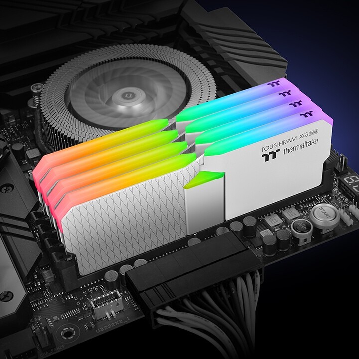Barrettes RAM Thermaltake Toughram RGB 32Go (2x16Go) DDR4 3200MHz - Blanche